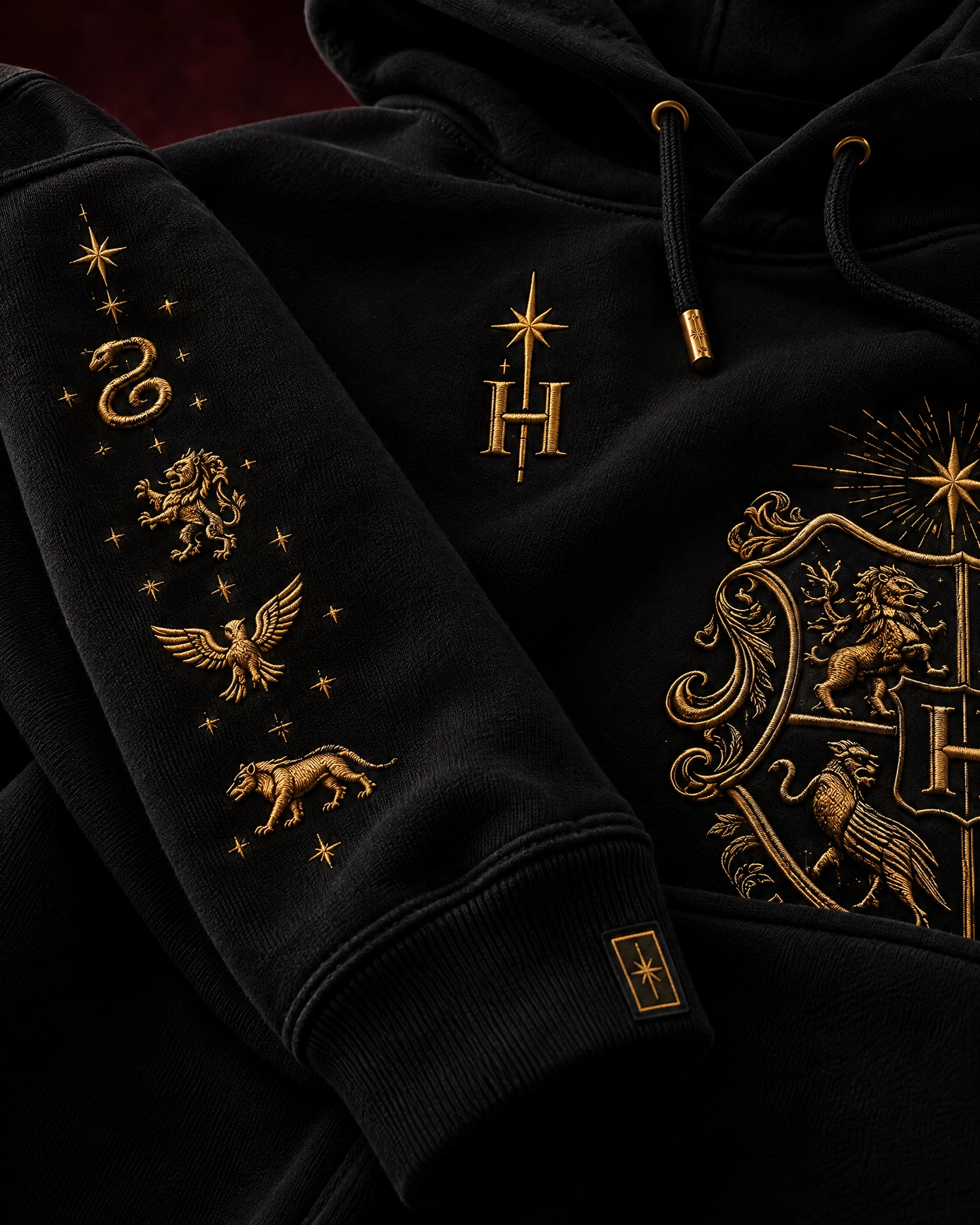 Detalle de bordado dorado sobre hoodie negro